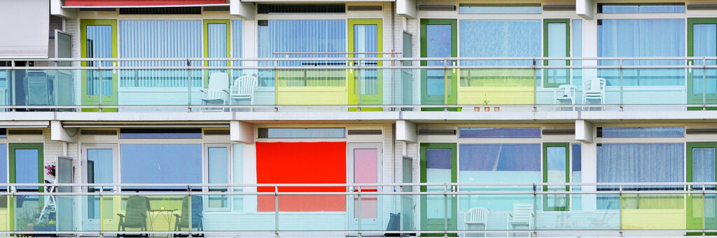 Appartementencomplex met groene deuren