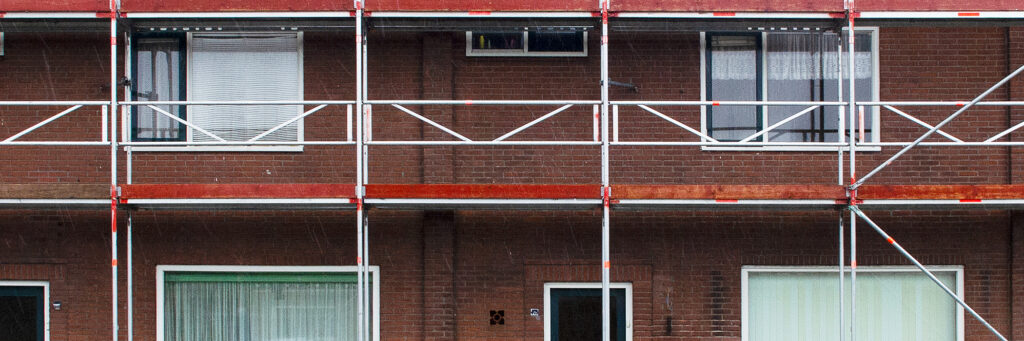 Woningen met stijgers met rode stijgerplaten