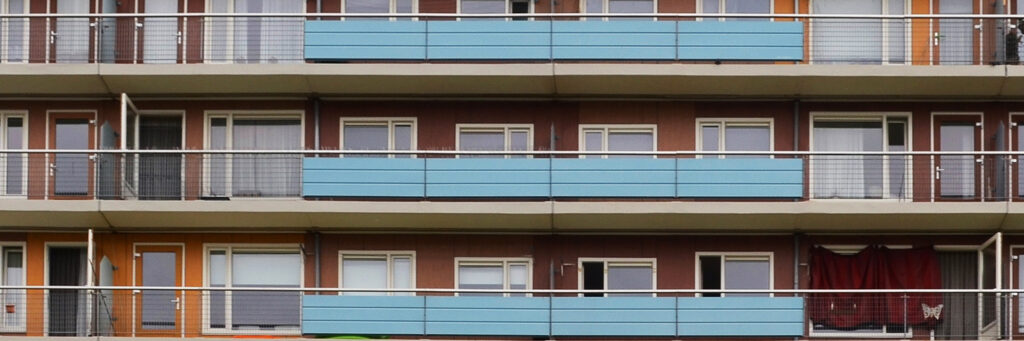 Appartementencomplex met bruine muren en blauwe balkon beschutting