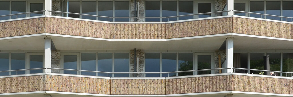Appartementencomplex met golvende balkons