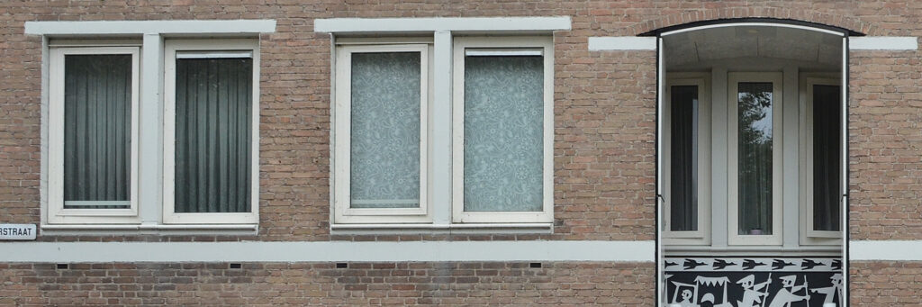 Woning met bruine bakstenen gevel en witte kozijnen