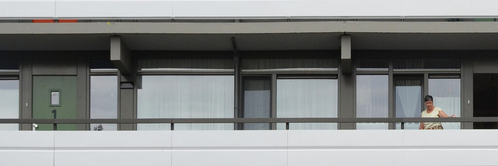 Appartementencomplex met grijze kozijnen