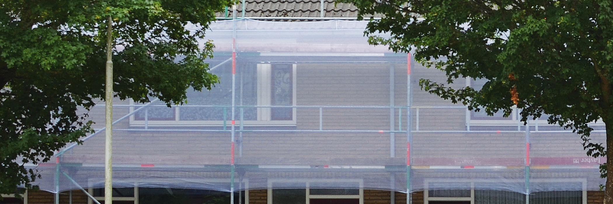 Woning die wordt verbouwd met stijgers voor de deur