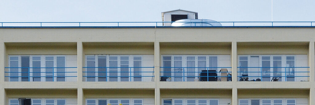 Appartementencomplex met witte kozijnen en blauwe balustrade