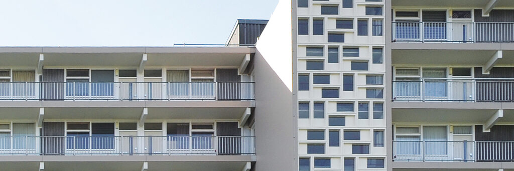 Appartementen complex met een witte balustrade en veel kleine ramen