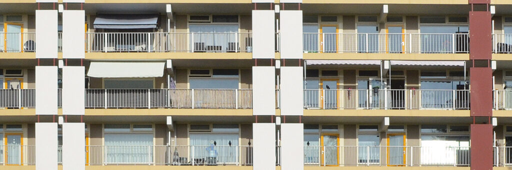 Appartementencomplex met gele balkons en witte balustrade