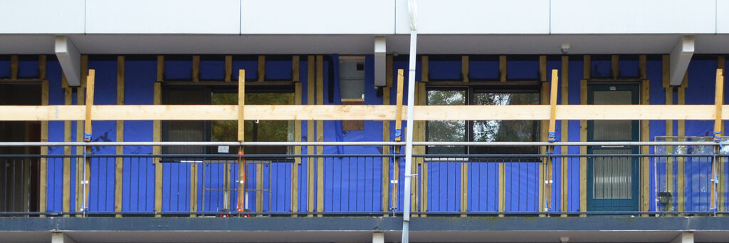 Appartementencomplex waar de buitengevel wordt verbouwd