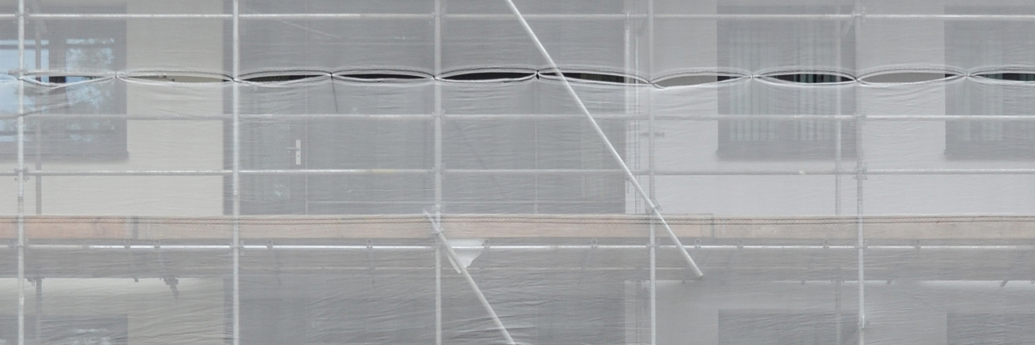 Woning die wordt verbouwd met stijgers voor de deur