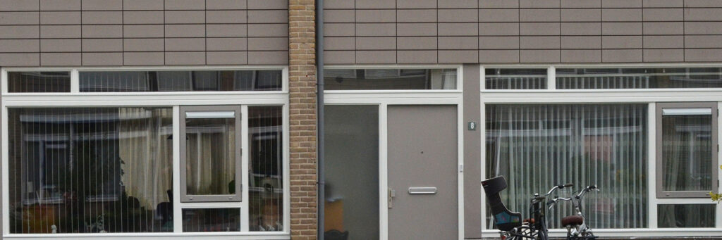 Eengezinswoning benedenverdieping met witte kozijnen en een crème gevel