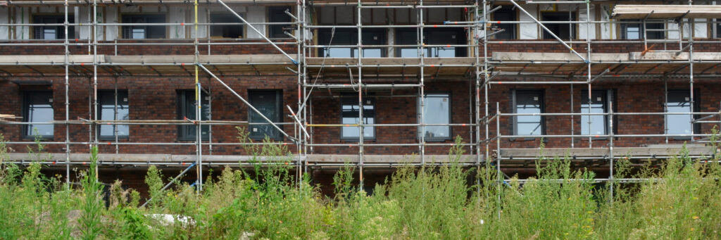 Appartementencomplexdie wordt verbouwd met stijgers voor de deur