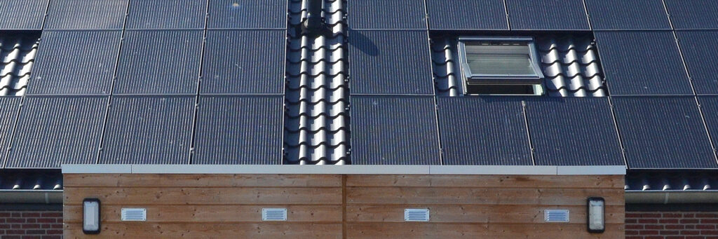 Woning met een dak vol zonnepanelen