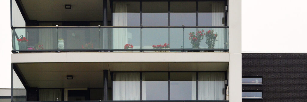 Appartementen met veel ramen en glazen balustrade