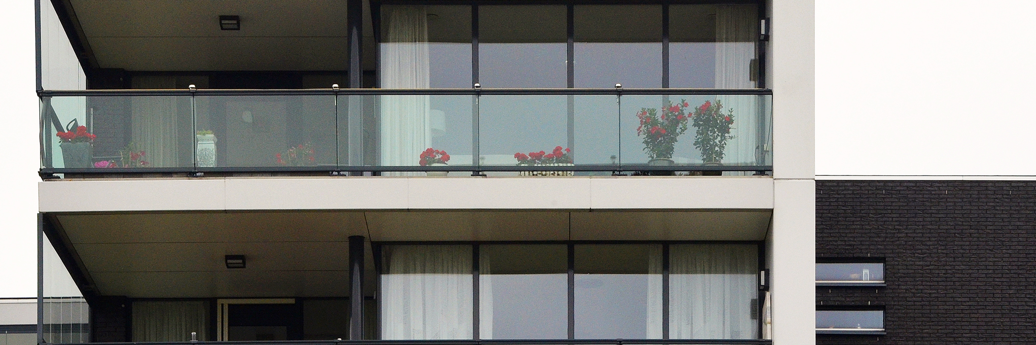 Appartementen met veel ramen en glazen balustrade