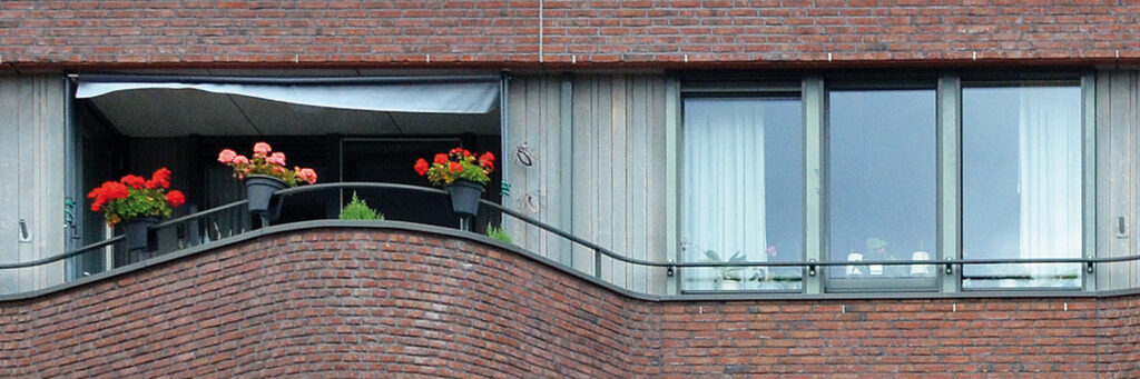 Appartementen met balkons, bruine bakstenen muur