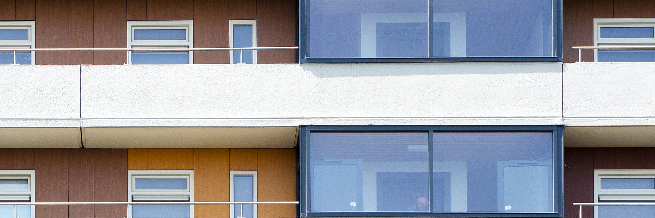 Vooraanzicht appartementencomplex met witte balkons