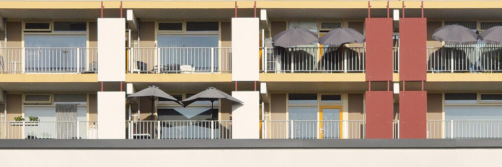 Appartementencomplex met op balkon parasols