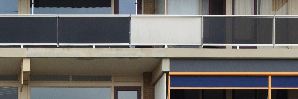 balkon appartementencomplex bestaande uit de kleuren blauw en wit