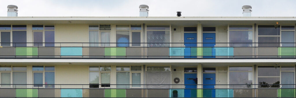 Appartementencomplex met blauwe deuren, groen blauwe balustrade