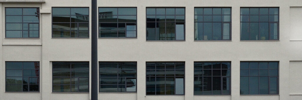 Appartementencomplex met een witte gevel en veel ramen