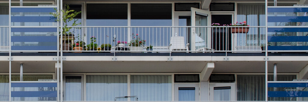 Appartementencomplex met witte kozijnen, deuren en balustrades