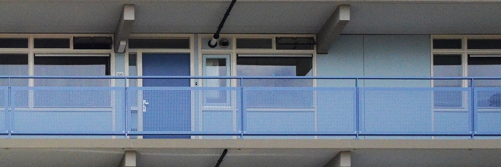 Appartementencomplex met witte kozijnen en blauwe balustrade