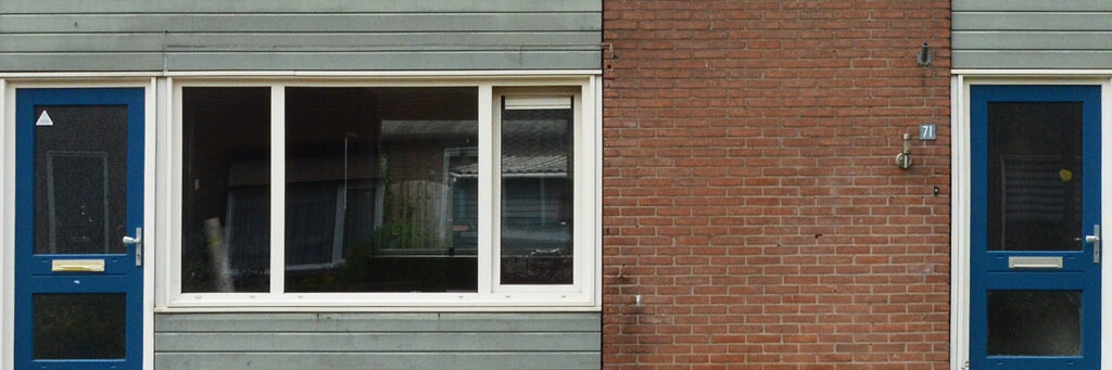 Woningen met bruine bakstenen gevel, grijze platen, witte kozijnen en blauwe deuren