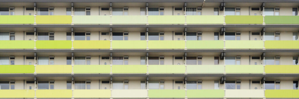 Appartementencomplex met groene balustrade