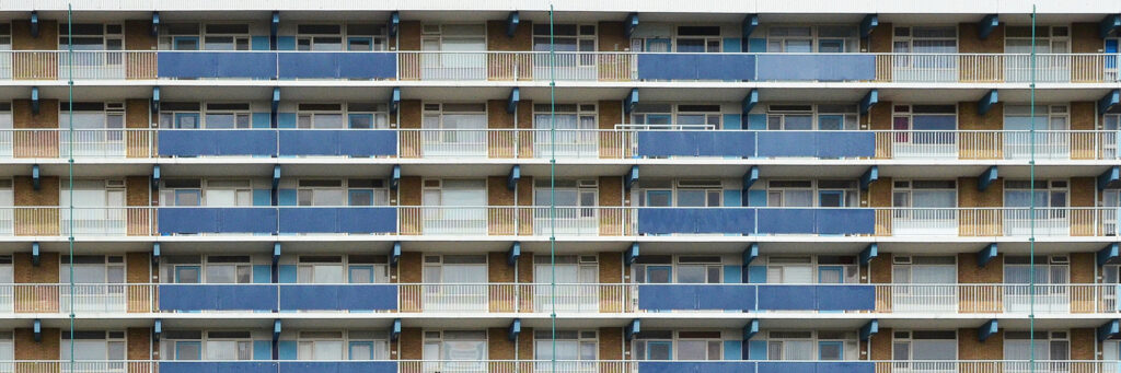 Appartementencomplex met bruine bakstenen gevel en blauwe balustrade