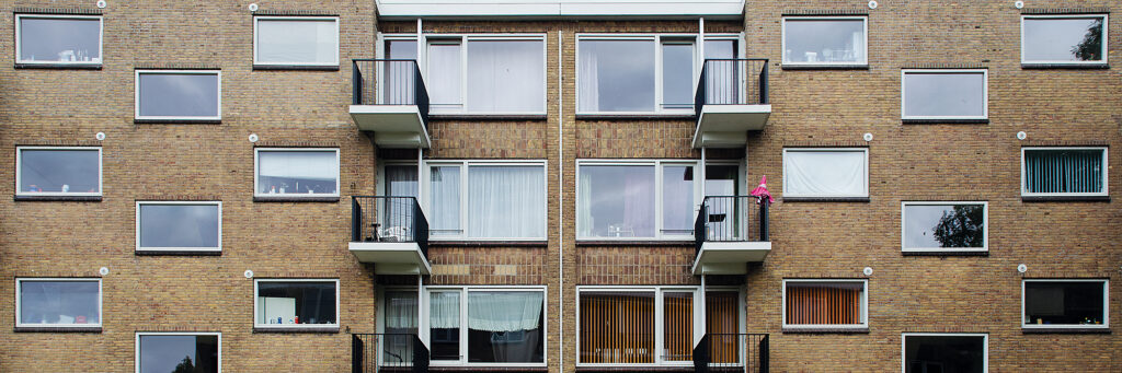Appartementencomplex met bruine baksteen gevel en witte kozijnen