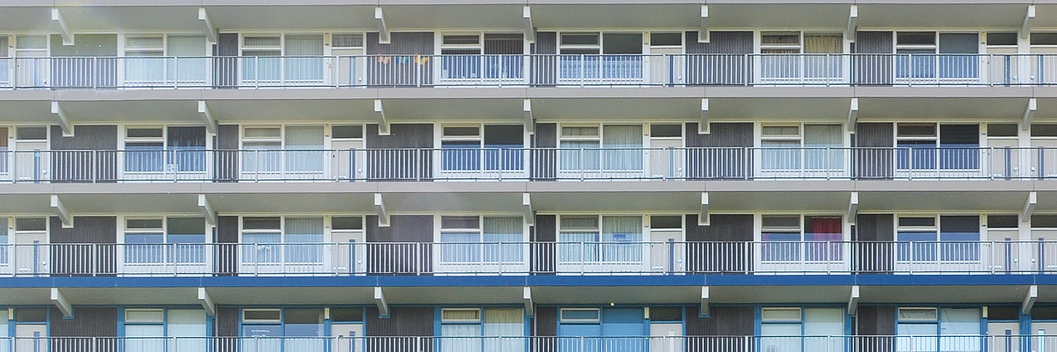 Appartementencomplex met bruine bakstenen gevel, blauwe balustrade