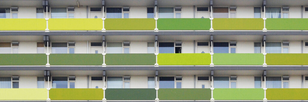 Appartementencomplex met groene balustrade