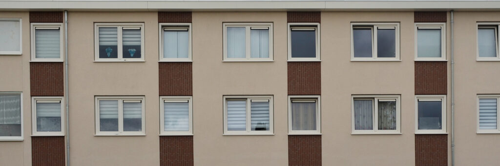 Appartementen met crème gevel met donkerbruine bakstenen en witte kozijnen