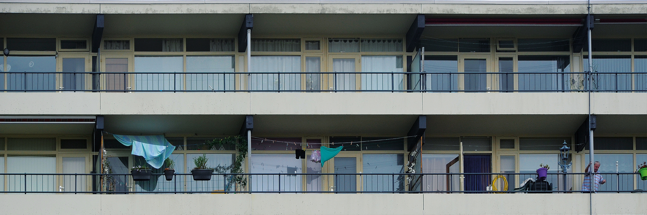 Appartementen met gele kozijnen, zwarte balkon balustrades