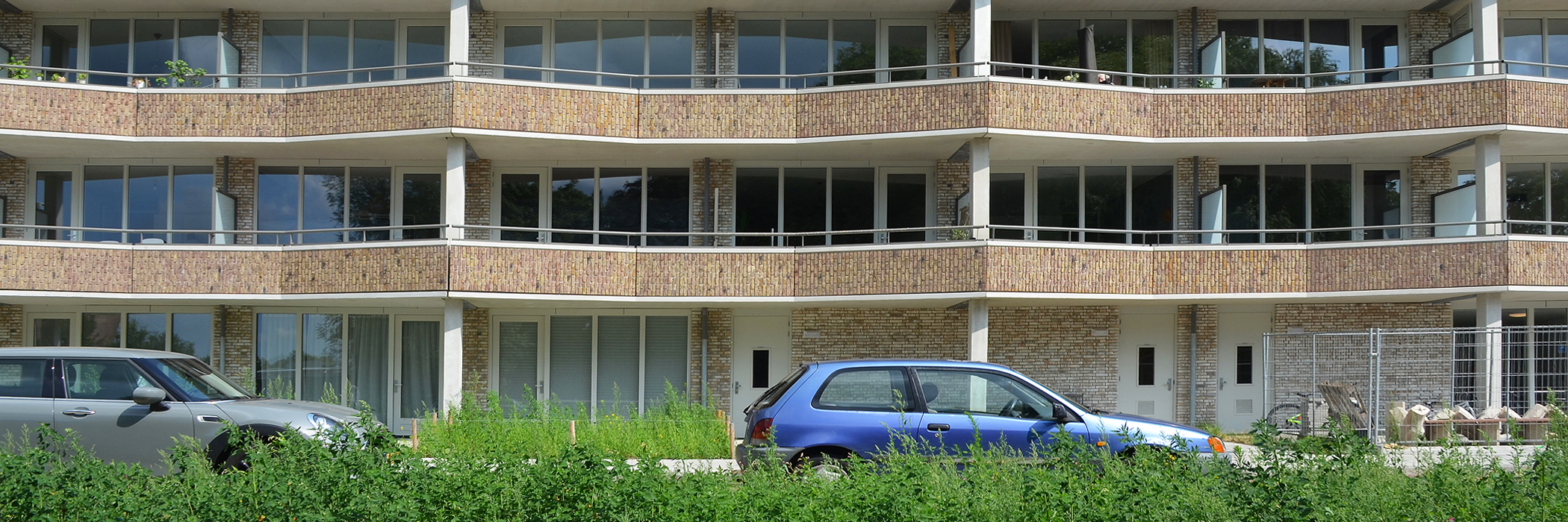 Appartementen gebouw met meerdere verdiepingen gebouwd van bakstenen. Elke woning bevat een balkon