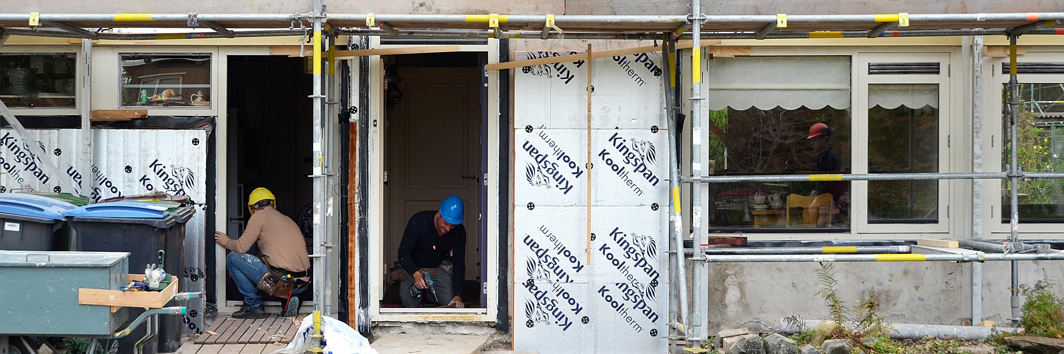 Woningen waar aan gewerkt wordt met witte kozijnen.