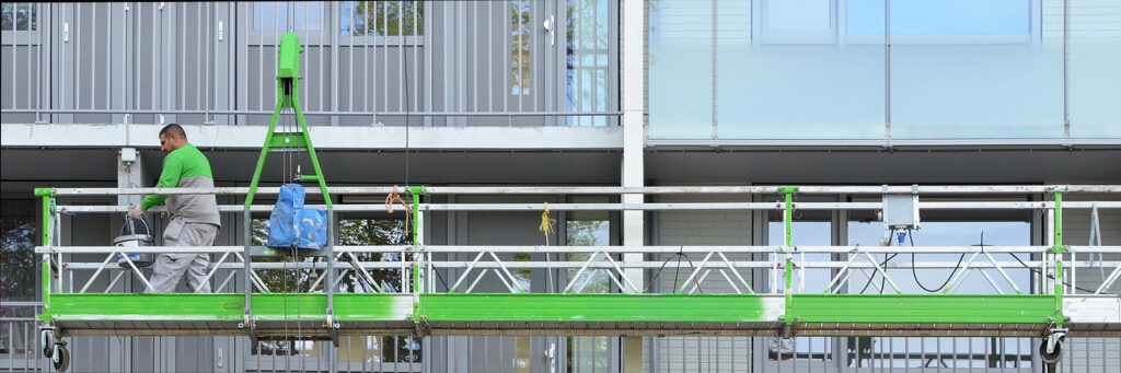 Appartementen met witte bakstenen, grijze kozijnen en voordeur.