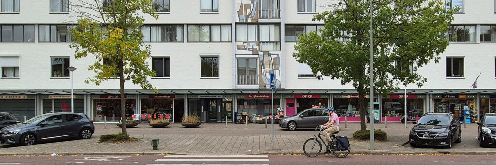 woningen boven winkels gelegen aan een drukke weg