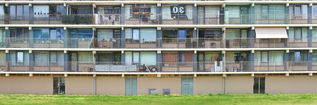 flatgebouw in de kleur beige