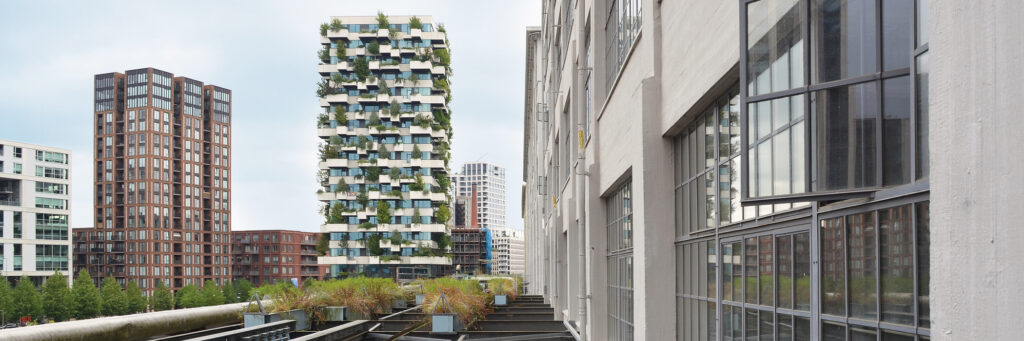flat gebouw met luxe appartementen. op de balkons staan bomen. het ziet er heel futuristisch uit