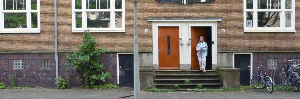 verhoogde entree van twee woningen met bruine deuren en witte deuren