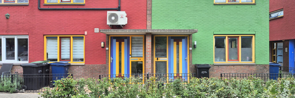 woningen met rood, groen, blauw en geel