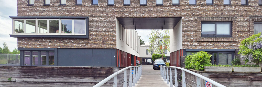 wandelbrug naar woningerf