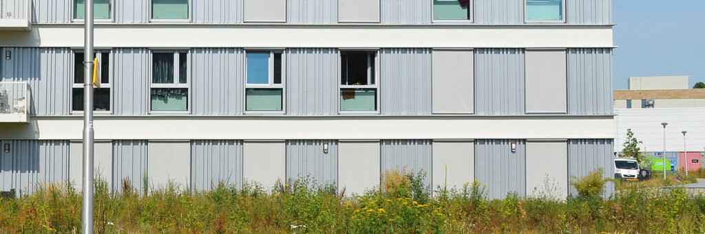 appartementencomplex met een grijze kleur, de afwerking heeft een soort van golfplaat op de buitenkant