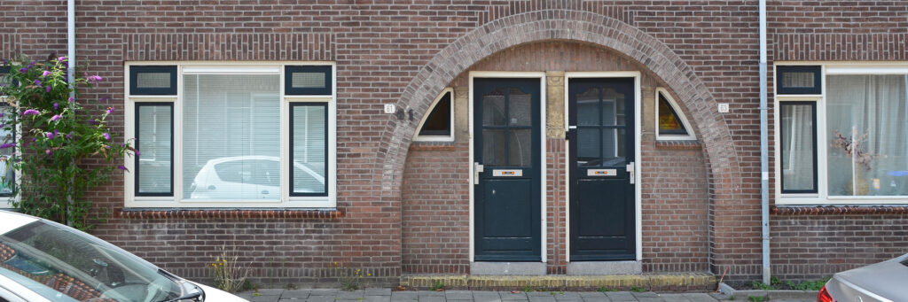 entree van twee woningen met een boog rond de entree