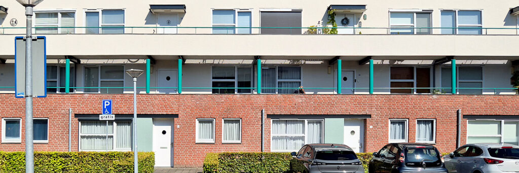 appartementencomplex met 3 lagen, de entree van de 2e laag is overdekt