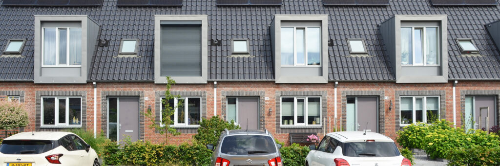 redelijk nieuwe woningen met veel groen en parkeerplekken ervoor