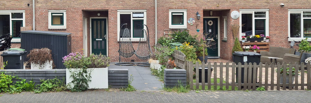 woningen met in de voortuin een variatie aan objecten zoals hangstoelen of een loungebank