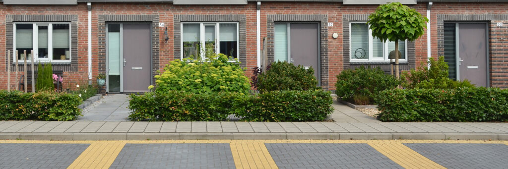 woningen met mooie groenen tuinen. voor de tuin is er parkeergelegenheid