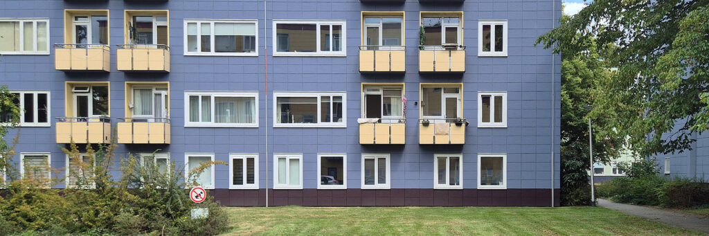 appartementencomplex in het blauw met witte kozijnen en gele balkons