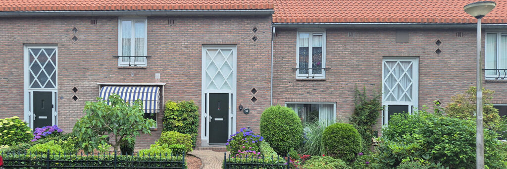 woningen met hele groene tuinen vol struiken planten en boompjes